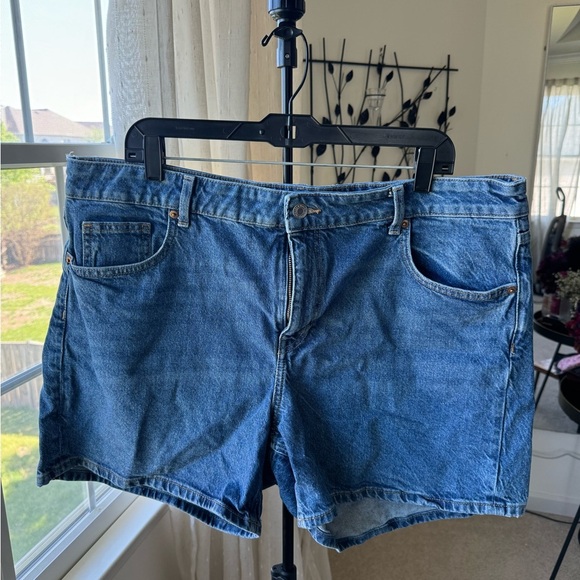 H&M Blue Jean Shorts Relaxed Fit - Picture 1 of 4